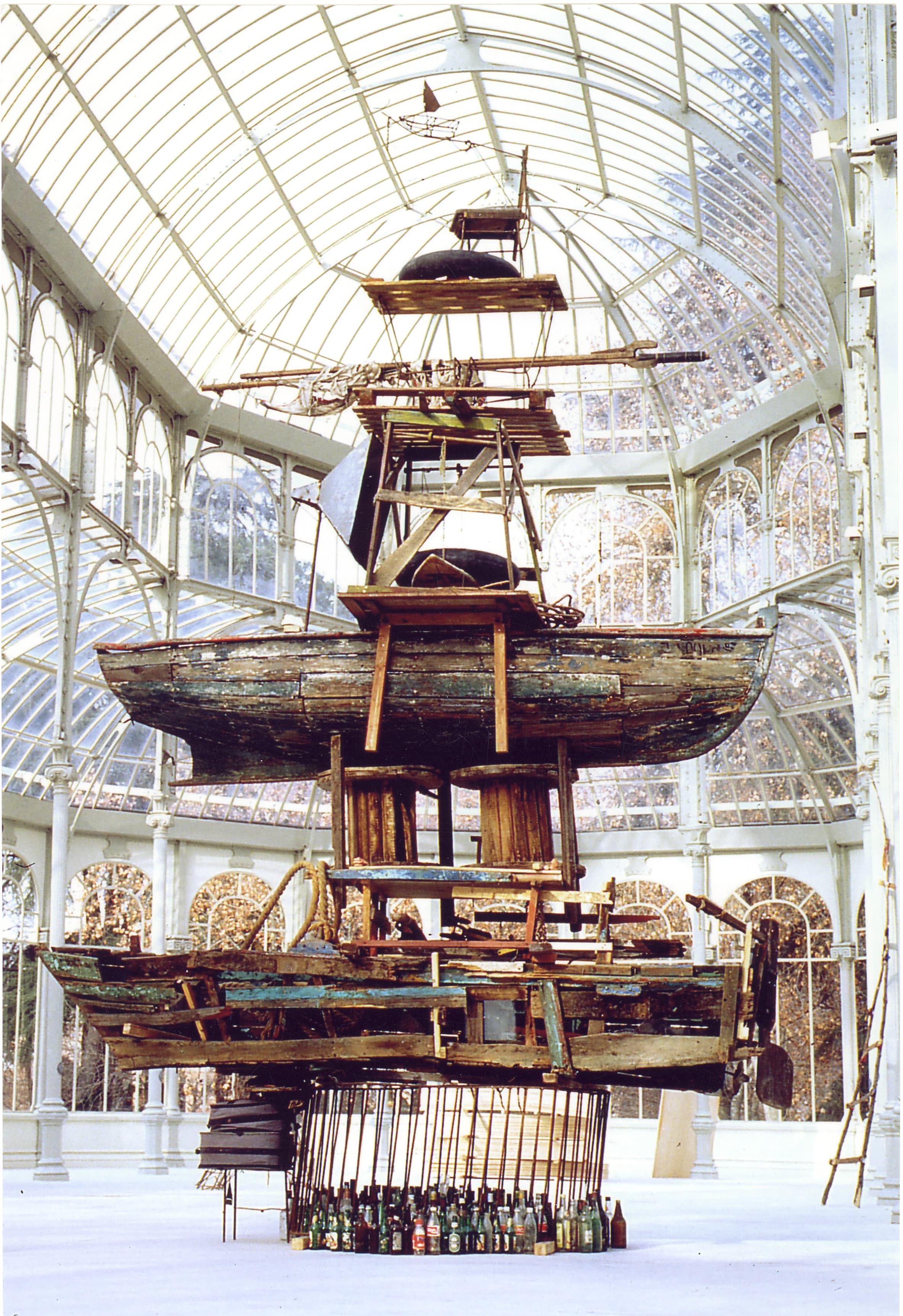 Archipelago in my Thoughts - 1997 - Installation.
Boats, wood, furniture, cage, propellers, bottles, paper, and suitcases.